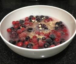 Buzymum - Mixed berry porridge before microwaving
