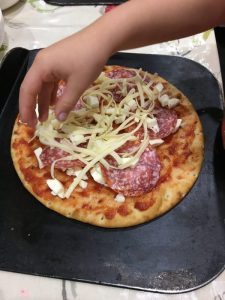 Buzymum - Kids topping pizza as part of the party activities