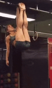 girl doing one armed leg lifts