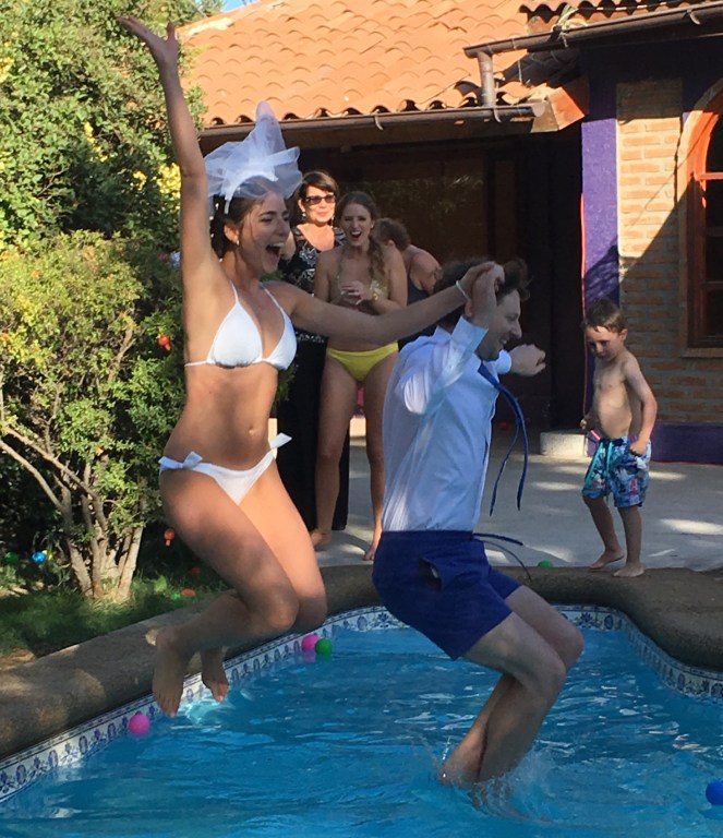 Buzymum - The happy couple jumping into the pool