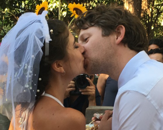 Buzymum - Kissing after cutting the cake!