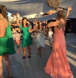 Buzymum - Throwing some shapes on the dance floor!