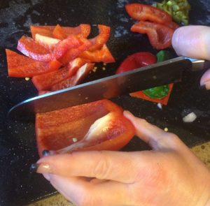 Buzymum - Slicing pepper after deseeding