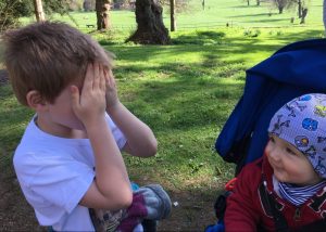 Buzymum - Playing peek-a-boo